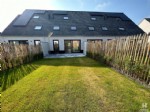 Nieuwbouw woning gelegen op een perceeloppervlakte van 194 m2, gelegen vlak naast het centrum van het landelijke Varsenare, op fietsafstand van Brugge. Deze duurzaam gebouwde en bijzonder energiezuinige woning biedt u op het gelijkvloers: een inkomhall met afzonderlijk toilet en vestiaire, ruime, lichtrijke woonkamer met rechstreekse toegang tot het zuidgericht terras en de tuin, volledig ingerichte, open keuken met spoeleiland en praktische berging met aansluiting wasmachine. Op de eerste verdieping bevinden zich de 3 slaapkamers, waarvan 1 bijzonder ruime "masterbedroom", de badkamer met ligbad, douche en dubbele wastafel, een afzonderlijk toilet en een ruime berging. De volledige dakverdieping (2de verd.) omvat 1 grote slaapkamer die perfect kan dienst doen als werkkamer/bureauruimte. Op enkele passen van de woning bevinden zich de private garagebox en een ruime, gemeenschappelijke fietsenberging. Om het wooncomfort te vergroten, beschikt deze gesloten bebouwing verder nog over vloerverwarming (op het glv.), zonnepanelen, geautomatiseerd ventilatiesysteem, regenwaterput, draadloze thermostaat, ...
Deze bijzonder energiezuinige, nieuwe thuis is beschikbaar vanaf 01/04/2025
Onder deze tekst bij "documenten" vindt u een plan. (23/024)