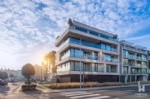 In de stijlvolle en recent gerealiseerde nieuwbouwresidentie "Butterfly" bevindt zich op de 2de verdieping, dit bijzonder hoogwaardig afgewerkt appartement, perfect centraal gelegen op enkele passen van het strand en de winkelstraat.
De royale en uitnodigende woonkamer vormt het hart van het appartement en geeft rechtstreekse toegang tot het aangename terras — de ideale plek voor een ochtendkoffie of een ontspannen aperitief na een dag aan zee. De open keuken is afgewerkt met een keramisch werkblad en uitgerust met alle inbouwtoestellen (o.a. inductiekookplaat, vaatwas, ruime koelkast en afzonderlijke diepvries
De masterbedroom straalt verfijning en rust uit en beschikt over een op maat gemaakte kastenwand en een en-suite badkamer met ligbad, toilet en wastafel. Verder biedt het appartement een tweede slaapkamer en een douchekamer met royale inloopdouche, ideaal voor gasten of familie. Een praktische bergplaats, een afzonderlijk gastentoilet, een uitzonderlijk ruime private kelderberging en een fietsenberging op het gelijkvloers vervolledigen het geheel.
Het appartement is ontworpen met oog voor maximaal wooncomfort en toekomstgericht wonen: vloerverwarming in alle ruimtes, geavanceerde domotica waarmee u verwarming en verlichting vanop afstand bedient, energiezuinige ledverlichting en een performant ventilatiesysteem zorgen voor een aangenaam en zorgeloos leefklimaat.
Dit prachtappartement is de perfecte keuze voor wie op zoek is naar een luxueuze hoofdverblijfplaats of een verfijnd tweede verblijf aan zee. Dankzij het uitzonderlijk lage E-peil (E-peil 30) geniet u bovendien van een uniek fiscaal voordeel: 50% korting op het kadastraal inkomen gedurende 5 jaar.
Laat u verleiden door comfort, elegantie en een ongeëvenaarde ligging.
Contacteer ons voor een bezoek en ervaar dit uitzonderlijke appartement.
Onder deze tekst bij "documenten" vindt u een grondplan (26/003)