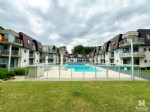 Volledig gemeubeld appartement in het vakantiedomein Blutsyde, op wandelafstand van het strand. Deze cosy ingerichte vakantiestek biedt u: een uitnodigende woonkamer met aangrenzend terras, ingerichte keukenhoek, badkamer met toilet en douche, 1 slaapkamer met 1 dubbelbed en 1 slaaphoek met 1 stapelbed. Als huurder kunt u gratis gebruik maken van het verwarmd openlucht zwembad (geopend tussen 15/06 en 15/09) Vlakbij de residentie bevindt zich een private autostandplaats. Dit instapklaar appartement is onmiddellijk beschikbaar en enkel te huur als 2de verblijf. Bij de vermelde huurprijs komen er geen bijkomende kosten gebouw/syndic. (26/035)