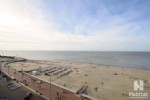 RUIM en deels vernieuwd appartement met uitzonderlijk BREED FRONTAAL ZEEZICHT. Gelegen op de 7de verdieping, vlakbij bij de hoofdwinkelstraat biedt dit appartement u: Een ruime woonkamer met panoramisch zeezicht (gevelbreedte van ruim 5,70 m!) en balkon, volledig ingerichte en open keuken, ruime inkomhall met vestiaire , afzonderlijk toilet, badkamer met douche, 3 slaapkamers waarvan 1 met zuidgericht terras, ... Verder beschikt dit appartement nog over 2 private bergingen (1 in de kelderverdieping en 1 op het gelijkvloers) en werd de elektrische installatie vernieuwd (met blanco keuring)
Een uniek zeedijk-aanbod dankzij de oppervlakte en de uitzonderlijke gevelbreedte! (21/004)