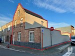 Verrassend ruime hoekwoning gesitueerd in een aangename en uiterst rustige woonbuurt te Uitkerke, op een boogscheut van het centrum van Blankenberge.
Deze gerenoveerde woning biedt u op het gelijkvloers: een inkomhall met toilet en trap naar de bovenliggende verdiepingen, mooi ruime woonkamer met rechstreekse toegang tot de uitnodigende en zongerichte binnenplaats, afzonderlijke en volledig ingerichte keuken met aangrenzende wasberging en 1 slaapkamer. De eerste verdieping omvat 2 ruime slaapkamers en een badkamer met inloopdouche, toilet en dubbele wastafel. De 2de en hoogste verdieping werd ingericht als 2 ruime, extra slaapkamers. Verder beschikt deze aantrekkelijke gezinswoning nog over een bijzonder ruime garage (8m x 4m), zonnepanelen (2.940 Wp), cv op gas, overal pvc-ramen met dubbele beglazing en een blanco keuring elektriciteit. Uiterst concurrentiële vraagprijs! (24/003)