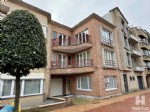 Knap vernieuwd en volledig gemeubeld appartement op het gelijkvloers van een kleine residentie met minimale jaarlijkse kosten. Gelegen in een rustige zijstraat van de hoofdwinkelstraat op nauwelijks 5 min. wandelafstand van de zeedijk biedt dit instapklaar appartement u: een gezellige woonkamer, volledig ingerichte keuken met werkblad in natuursteen, inkomhall met afzonderlijk toilet, badkamer met ligbad, 1 ruime slaapkamer met op maat gemaakte kasten , overal pvc-ramen met dubbele belgazing en rolluiken en een private autostandplaats achteraan het gebouw. Dit appartement werd voorzien van verwarming met een warmtepomp en beschikt over een blanco keuring elektriciteit.
In 2015 werd het dak vernieuwd en voorzien van 12 cm isolatie. Ideaal als betaalbaar 2de verblijf of als opbrengsteigendom met prima huurrendement. Onder deze tekst bij "documenten" vindt u een plannetje. (24/074)