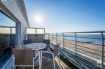 Bijzonder kwaliteitsvol vernieuwde studio met panoramisch zeezicht, gelegen in de pas gerenoveerde zeedijk-residentie "California". Deze verrassend ruime studio bevindt zich op de 8ste verdieping en biedt u een ruime woonkamer met rechtstreeks toegang tot het extra-large terras met adembenemend zeezicht, nieuwe en volledig ingerichte keuken (met o.a. inductiekookplaat), inkomhall met vestiaire, afzonderlijk toilet en stijlvolle nieuwe badkamer met inloopdouche. Verder beschikt deze studio nog over dubbele beglazing in pvc-ramen, nieuwe performante elektrische verwarming en een blanco keuring elektriciteit. In de kelderverdieping bevindt zich een ruime, gemeenschappelijke fietsenberging met rechtstreeks toegang via de achterzijde zeedijk.
Contacteer ons en ervaar het instant vakantiegevoel ter plaatse; in deze heerlijke stek geniet u van zon, zee en alles wat de kust te bieden heeft. (25/017)