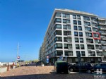 Ruim en volledig gemeubeld appartement op de 4de verd van de pas gerenoveerde residentie California, gelegen aan het rustige stuk van de zeedijk. Dit appartement zongericht, zijdelings zeezicht omvat: een ruime woonkamer, ingerichte keuken, inkomhall met praktische vestiaire en afzonderlijk toilet, badkamer met ligbad en 2 ruime slaapkamers. In de kelderverdieping bevindt zich de ruime, gemeenschappelijke fietsenberging met toegang via de achterzijde zeedijk. Dit appartement is onmiddellijk beschikbaar en enkel te huur als 2de verblijf. Bij de vermelde huurprijs komen er geen bijkomende kosten gebouw/syndic. (25/003)