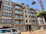 RUIM en ongemeubeld appartement op de 4de verd. van een recent gebouwde en perfect onderhouden residentie, centraal gelegen in de Kerkstraat van Wenduine. Dit kwaliteitsvol afgewerkt appartement biedt u: een mooie woonkamer, aangrenzend balkon met open uitzicht over de Kerkstraat tot aan het strand, afzonderlijke keuken met natuurstenen werkblad en bergplaats, inkomhall, afzonderlijk toilet, badkamer met ruime inloopdouche en wastafel, 2 ruime slaapkamers waarvan 1 met zongericht terrasje, overal dubbele beglazing in pvc-ramen en praktische private berging in de kelderverdieping.
Dankzij de uitstekende, centrale ligging en de mooie oppervlaktes is dit appartement uiterst geschikt als vaste woonst.
Dit instapklaar appartement is beschikbaar vanaf 01/08/2025 en biedt u woonzekerheid!
Bij de vermelde huurprijs komen er geen bijkomende kosten gebouw/syndic. (20/063)