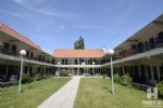 Verzorgd vakantieappartement in het domein "Park Atlantis", gelegen in een rustige en groene omgeving nabij de golf en op wandelafstand van de duinen en het strand. Dit volledig ingericht appartement, gelegen op de gelijkvloerse verdieping, biedt u: een mooie woonkamer bestaande uit een gezellige zithoek en afzonderlijke eethoek met open keuken, aangenaam terras, 2 badkamers met elk een douche, w.c. en wastafel , 2 ruime slaapkamers en voldoende gratis parkeergelegenheid aan het gebouw. Een rustig gelegen en betaalbaar 2de verblijf aan zee! (20/049)
