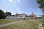 Charmant en instapklaar vakantieappartement in het domein "Park Atlantis", gelegen in een rustige en groene omgeving nabij het de golf en op korte wandelafstand van de duinen en het strand. Dit knus ingericht appartement op de 1ste verdieping, biedt u: een mooie woonkamer bestaande uit een gezellige zithoek en een afzonderlijke, ruime eethoek met open keuken, aangenaam terras, ruime berging, badkamer met douche, toilet en wastafel, 1 slaapkamer met een extra douche, overal nieuwe pvc-ramen met dubbele beglazing, gemeenschappelijke fietsenberging en voldoende gratis parkeermogelijkheid aan het gebouw. Dit uitstekend en betaalbaar 2de verblijf aan zee, beschikt bovendien nog over een blanco keuring elektriciteit! (22/028)