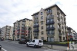 Ruim hoekappartement op de 2de verdieping van de stijlvolle residentie Dauphin, gelegen vlakbij de winkelstraat en de zeedijk. Dit recent gebouwd appartement biedt u: een aangename en ruime woonkamer met westgericht terras en indirekt zeezicht, volledig ingerichte keukenhoek, inkomhall met afzonderlijk toilet en berging, 2 slaapkamers, badkamer met o.a. ligbad en private berging in de kelderverdieping.
Dit appartement beschikt bovendien over zeer correcte huurder en biedt u een mooi huurrendement!
Onder deze tekst bij "documenten" vindt u een plannetje van het appartement (21/003)