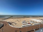 Knap gerenoveerd PENTHOUSE met verbluffend zeezicht: Vanuit de bijzonder cosy ingerichte woonkamer heeft u rechtstreeks toegang tot het ruim terras met panoramisch zeezicht, zicht op het strand en de Rotonde.
Uitgevend aan de achterzijde zeedijk bevindt zich de praktisch ingerichte keuken met eethoek en open uitzicht over Wenduine en het hinterland. Verder beschikt dit knap dakappartement over een inkomhall met afzonderlijk toilet, 1 bijzonder ruime slaapkamer met aangrenzende douche en wastafel, individuele centrale verwarming op gas, overal dubbele beglazing in pvc ramen, een ruime bergplaats op het gelijkvloers en een blanco keuring elektriciteit.
Bovendien kunt op de gelijkvloerse verdieping een fietsenstalling huren!
Ervaar instant vakantiegevoel in deze subliem gelegen vakantiestek in een betaalbare zeedijk prijsklasse; Uitstekende verhuurmogelijkheden!
De vooropgestelde richtprijs is een "vanaf" prijs; elk bod zal worden voorgelegd aan de verkoper. Onder deze tekst bij “documenten” vindt u een grondplan.
(23/038)