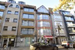 Verzorgd en zeer net onderhouden appartement in een kleinschalige residentie, gelegen op enkele passen van het strand. Dit ongemeubeld appartement biedt u een mooie woonkamer met open keuken, inkomhall met vestiaire, afzonderlijk toilet, badkamer met ligbad, 2 slaapkamers waarvan 1 met ruim zuidwest gericht terrasje en private berging in de kelderverdieping. Dit instapklaar appartement beschikt bovendien nog over een conforme keuring van de elektriciteit! Onder deze tekst bij "documenten" vindt u een plannetje. (22/054)