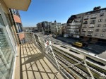 RUIM appartement met sublieme zonoriëntatie, gelegen in een kwaliteitsvolle en bijzonder goed onderhouden residentie, aan de achterzijde zeedijk. Dit volledig gemeubeld en instapklaar appartement biedt u: een ruime woonkamer (ongev. 37 m2) uitgevend op een zongericht terras, open en volledig ingerichte keuken met aangrenzende berging, inkomhall met vestiaire, afzonderlijk toilet, badkamer met ligbad, badkamer met douche, 2 ruime slaapkamers en private berging op het gelijkvloers. De residentie beschikt bovendien over een ruime en praktische fietsenberging met afzonderlijke toegang. Blanco keuring elektriciteit! Dankzij de royale oppervlakte van de ruimtes, het aangenaam terras met een maximale bezonning en de absolute topligging vlakbij strand, is dit aanbod uitermate geschikt als luxueus vakantieappartement met zeer goede verhuurmogelijkheden. Onder deze tekst bij "documenten" vindt u een grondplan (23/046)