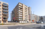 Dit bijzonder ruim 2-slaapkamerappartement is gelegen op de tweede verdieping van een moderne residentie, op korte afstand van de winkelstraat. Dankzij de bewoonbare oppervlakte van maar liefst 88 m² geniet u hier van een aangename en comfortabele leefruimte.
Het appartement omvat een ruime woonkamer met zijdelings zeezicht, een ingerichte keukenhoek en een inkomhal met een ruime vestiairekast. Daarnaast beschikt het appartement over een afzonderlijk toilet, een badkamer met ligbad, douche en dubbele wastafel, twee volwaardige slaapkamers en een aangenaam terras.
De verwarming gebeurt via energiezuinige elektrische inertieradiatoren, wat zorgt voor een comfortabel binnenklimaat en een efficiënte warmteverdeling.
Als extra troeven beschikt het appartement over een private berging op het gelijkvloers en een ruime gemeenschappelijke fietsenberging met afzonderlijke toegang. EPC-label B
Beschikbaar vanaf 01/01/2027; bij de vermelde huurprijs komen er geen bijkomende kosten gebouw syndic. Onder deze tekst bij "documenten" vindt u een grondplan.
(26/056)