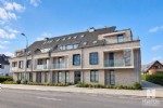 In de recent gebouwde residentie ‘Halverwind’ in De Haan (Vosseslag) bevindt zich dit stijlvol en instapklaar gelijkvloerse appartement, inclusief private garagebox. Dankzij de uitstekende ligging op korte wandelafstand van de golf en het strand combineert dit appartement comfortabel wonen met een aangename omgeving aan de kust.
De lichtrijke woonkamer sluit naadloos aan op de open, volledig ingerichte keuken en biedt rechtstreeks toegang tot het zonnige terras en de private, onderhoudsvriendelijke tuin met kunstgras. Een heerlijke plek om in alle rust te genieten van het buitenleven.
Het appartement beschikt verder over een inkomhal met vestiaire, een afzonderlijk gastentoilet, een praktische berging en een moderne badkamer met inloopdouche, dubbele wastafel en aansluiting voor de wasmachine.
Met drie volwaardige slaapkamers biedt dit appartement alle ruimte voor comfortabel wonen. De individuele centrale verwarming op aardgas zorgt bovendien voor een aangenaam binnenklimaat.
Ook de gemeenschappelijke voorzieningen van residentie ‘Halverwind’ dragen bij aan het wooncomfort. Zo zijn er een fietsenberging, een vuilnislokaal en een gemeenschappelijke tuin.
Dit appartement is beschikbaar vanaf 16/11/2026, wordt zo goed als instapklaar aangeboden (alles is nieuw geschilderd en o.a. lamparmaturen en raamdecoratie zijn voorzien) en biedt u woonzekerheid. Bij de vermelde huurprijs komen er geen bijkomende kosten gebouw/syndic.
Onder deze tekst bij "documenten" vindt u een grondplan. (17/005)