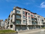 Op de 3de verdieping van de recent gebouwde residentie Harwich, centraal gelegen vlakbij de zeedijk en op enkele passen van de winkelstraat, treft u dit instapklaar 2 slaapkamer appartement.
Dit volledig zongericht appartement biedt u: een aangename en lichtrijke woonkamer met aangrenzend zonneterras, volledig ingerichte en open keuken, verzorgde inkomhall met afzonderlijk toilet, bergplaats met aansluiting wasmachine, badkamer met ligbad en dubbele wastafel en 2 comfortabel ruime slaapkamers. Verder beschikt de residentie Harwich nog over een praktische fietsenberging.
Op zoek naar een kwaliteitsvol 2de verblijf aan zee of een slimme investering met uitstekend verhuurpotentieel; contacteer ons dan beslist voor uw bezoek!
(25/028)