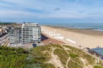 Op een uitzonderlijke locatie, aan het einde van de zeedijk van Wenduine, bevindt zich dit ruim en instapklaar appartement in de prestigieuze residentie Hermes. Dankzij het prachtig uitzicht op zee en de duinen, gecombineerd met de nabijheid van de gezellige surfclub, geniet u hier elke dag van een permanent vakantiegevoel.
Gelegen op de 1ste verdieping, verwelkomt dit smaakvol ingericht appartement u met een lichtrijke en royale leefruimte die uitgeeft op een aangenaam terras. De open keuken is afgewerkt met een natuurstenen werkblad en uitgerust met kwalitatieve Miele-inbouwtoestellen. Daarnaast beschikt het appartement over een praktische berging met aansluiting voor een wasmachine.
De inkomhal leidt u naar het afzonderlijk gastentoilet en de stijlvolle badkamer met douche Verder omvat dit appartement 2 volwaardige slaapkamers waarvan één met aangrenzende 2de badkamer met ligbad en dubbele wastafel. De individuele centrale verwarming op gas op zorgt voor een aangenaam woonklimaat in elk seizoen.
Op het gelijkvloers bevindt zich de bijzonder ruime fietsenberging met twee privatieve fietshaken
De hoogwaardige afwerking, de verfijnde inrichting, de absolute topligging en het open panoramische zicht maken van dit appartement een unieke kans aan onze kust
Laat u verrassen door dit pareltje en ervaar ter plaatse de rust, de ruimte en het comfort van wonen of verblijven aan zee. Een ideale uitvalsbasis om het hele jaar door te genieten van alles wat de kust te bieden heeft.
Contacteer ons voor uw bezoek en ontdek zelf de charme van dit prachtappartement.
(26/033)