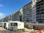 Stijlvol vernieuwde PENTHOUSE met panoramisch, frontaal ZEEZICHT. Op de 7de en hoogste verdieping van een kleinschalige, gerenoveerde zeedijk-residentie, vlakbij de winkelstraat, biedt dit pareltje u: een mooie woonkamer met rechtstreekse toegang tot het ruim terras, ingerichte keukenhoek, inkomhall met toilet, badkamer met inloopdouche en wastafel, 1 bijzonder ruime slaapkamer, overal dubbele beglazing in pvc-ramen, rolluiken en lift (tot de 6de verd.). Verder beschikt dit appartement over een private berging in de kelderverdieping. Mogelijkheid tot aankoop van een private garagebox onder de Rotonde, vlakbij het appartement (vraagprijs: € 60.000).
Subliem aanbod op een absolute topligging! (23/032)