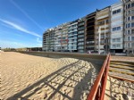Op het rustige en uiterst gegeerde stuk van de zeedijk, vlakbij de uitnodigende surfclub van Wenduine, bevindt zich dit aangenaam appartement met uitzonderlijk breed frontaal zeezicht.
Dit ruim appartement gelegen op een ideale 3de verdieping is momenteel ingericht als 1 slaapkamer type, kan, mits een eenvoudige verbouwing, worden gewijzigd naar een appartement met 2 slaapkamers, zoals op de oorspronkelijke plannen was voorzien.
Vanuit de bijzonder ruime woonkamer heeft u rechtstreeks toegang tot het aangenaam terras met uitzicht over zee, strand, wandeldijk en de watersport activiteiten van de nabijgelegen surfclub.
Verder beschikt dit appartement over een volledig ingerichte keukenhoek, een ruime inkomhall met vestiairekast en bergplaats met aansluiting wasmachine, een vernieuwde badkamer met inloopdouche, hangtoilet en wastafelmeubel, 1 ruime slaapkamer, individuele centrale verwarming op gas, overal dubbele beglazing in houten ramen en elektrische rolluiken.
In de kelderverdieping met toegang via de achterzijde zeedijk bevindt zich de private bergkelder en 2 fietsenbergingen.
Mogelijkheid tot aankoop van een inpandige dubbele garage uitgevend op de Square Boudewijn die parkeermogelijkheid biedt aan 2 personenwagen (afmetingen 3m x 10m).
Onder deze tekst bij "documenten" vindt u een grondplan van het appartement zoals oorspronkelijk voorzien alsook een plan van de garage.
(23/053)