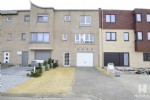 In een rustige en aangename woonomgeving op wandelafstand van het centrum en het strand van Wenduine vindt u deze mooie bel-etage woning.
Deze recent gebouwde woning op ongeveer 245 m2 grond biedt u: Op het gelijkvloers: inkomhall met vestiaire, bureau/hobbykamer met rechtstreekse toegang tot de tuin en bijzonder ruime garage met aansluiting wasmachine.
De 1ste verdieping omvat een mooie, lichtrijke woonkamer met open zicht over de tuin, volledig ingerichte keukenhoek en de overloop met afzonderlijk toilet. Op de 2de verdieping bevinden zich de 3 slaapkamers en de badkamer met ligbad en toilet. Verder beschikt deze woning nog over een ruime, zuidgerichte tuin met tuinhuis, terras met zonneluifel, regenwaterput, pvc-ramen met dubbele beglazing, cv via condensatieketel op aardgas en een blanco keuring elektriciteit. De woning werd in 2019 voorzien van bijkomende dakisolatie.
Een instapklare woning met veel potentieel: ideale éénsgezinswoning, royaal 2de verblijf of opbrengsteigendom met uitstekend huurrendement. Onder deze tekst bij "documenten" vindt u de plannen
(22/020)