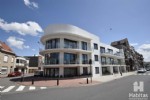 Ruime, individuele garagebox met geautomatiseerde sectionaalpoort op het gelijkvloers van de recent gebouwde residentie "Nautica I", gelegen aan de voet van de duinen, op korte wandelafstand van het strand. Toegang via de Zeevillalaan. Voldoende ruime garage voor één personenwagen en enkele fietsen (of een motorfiets). Afmetingen: diepte 5,57 m, breedte vooraan 3,72 m.
Onder deze tekst bij "documenten" vindt u een plan. (23/041)