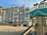 Volledig gerenoveerd en knap ingericht appartement met FRONTAAL ZEEZICHT, centraal gelegen op de zeedijk. Dit volledig gemeubeld appartement op de 6de verdieping omvat een uitnodigende woonkamer met panoramisch zeezicht, nieuwe en volledig ingerichte keukenhoek, inkomhall met afzonderlijk toilet en berging, badkamer met douche en 2 ruime slaapkamers met een wastafel.
Deze prachtige vakantiestek is beschikbaar vanaf 28/10/2025 en enkel te huur als 2de verblijf. Bij de vermelde huurprijs komen er geen bijkomende kosten gebouw/syndic. (23/052)