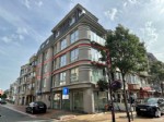 Bijzonder zonnig hoekappartement op de 2de verdieping van een recent gebouwde residentie, centraal gelegen in de winkelstraat, op korte wandelafstand van het strand. Dit volledig gemeubeld appartement biedt u: Een hoek-woonkamer met veel lichtinval dankzij de grote raampartijen, zongericht terras, mooie en volledig ingerichte open keuken, inkomhall met afzonderlijk toilet, bergplaats met aansluiting wasmachine en cv-gaswandketel, stijlvolle badkamer met douche en 2 slaapkamers
Dit appartement geniet een uiterst mooie afwerking, is volledig ingericht met kwaliteitsvolle meubelen en raamdecoratie en is in absolute nieuwstaat! Bovendien beschikt dit appartement over een blanco keuring elektriciteit. Contacteer ons voor uw vrijblijvend bezoek en informeer naar de zeer goede verhuurmogelijheden van dit instapklaar appartement. Onder deze tekst bij "documenten" vindt u een grondplan. (23/051)