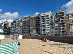 Luxe NIEUWBOUW appartement met FRONTAAL ZEEZICHT, gelegen op de 6de verd. van een nieuwe zeedijk residentie, vlakbij de Rotonde.
Indeling: mooie woonkamer met panoramisch zeezicht, volledig ingerichte keuken uitgerust met hoogwaardige Miele-toestellen, inkomhall met vestiaire, afzonderlijk toilet, praktische bergplaats met aansluiting wasmachine, moderne badkamer met inloopdouche en 2 slaapkamers met toegang tot een zonnig terras aan de achterzijde.
In de kelderverdieping bevindt zich de private berging;op het gelijkvloers is er de gemeenschappelijke fietsenberging.
Dit energiezuinig en gemeubeld appartement is beschikbaar vanaf 01/01/2026.
Bij de vermelde huurprijs komen er geen bijkomende kosten gebouw/syndic.
Onder deze tekst bij "documenten" vindt u een grondplan. (19/059)