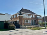 Half-open bebouwing op een perceel van 151 m2, gelegen aan de rand van Wenduine, op enkele passen van het duinbos en op korte wandelafstand van het strand.
Indeling: Het gelijkvloers omvat de inkomhall met vestiaire, een bijzonder ruime woonkamer met een sfeervolle gashaard, stijlvolle ruime keuken met kwaliteitsvolle huishoudtoestellen van AEG (o.a. inductiekookplaat, vaatwas, …) en aangrenzend terrasje, afzonderlijk toilet en 1 ruime slaapkamer met bijhorende badkamer (douche en toilet). Op de 1ste verdieping bevindt zich de ruime extra leefruimte met aangrenzend terras, de open keuken, een luxueus ingerichte badkamer met o.a. regendouche, wasmachine en droogtrommel en 1 ruime slaapkamer. De zolderruimte biedt voldoende ruimte als 3de slaapkamer met extra toilet en wastafel. De kelderverdieping is opgedeeld in 3 grote bergplaatsen + 1 extra fietsenberging met afzonderlijke uitgang naar buiten.
Verder beschikt deze woning over een ruime carport met geautomatiseerde poort, dubbele beglazing in pvc-ramen en zonnepanelen.
Een woning met veel potentieel en tal van mogelijkheden: uw royale 2de thuis aan zee met een uitstekend verhuurpotentieel, éénsgezinswoning, …
EPC Label C
Onder deze tekst bij "documenten" vindt u een plan.
(25/013)