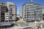Vernieuwde en verrassend ruime studio, gelegen op de 4de verd. van een perfect onderhouden residentie, uitstekende ligging vlakbij de winkelstraat en op enkele passen van de zeedijk.
Indeling: ruime woonkamer met balkon en open tweedelijns zeezicht, ingerichte keukenhoek, inkomhall met praktische vestiaire en vernieuwde badkamer met ligbad, toilet en wastafel. In de kelderverdieping bevindt zich een private berging; op het gelijkvloers is er een gemeenschappelijke fietsenberging. Correcte vraagprijs voor deze centrale ligging; prima verhuurmogelijkheden! (22/036)