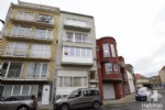 Budgetvriendelijke studio op de 3de verdieping van een kleine residentie (geen lift), rustige ligging vlakbij de markt en nauwelijks 100m van het strand. Indeling: woonkamer, ingerichte keukenhoek, afzonderlijk toilet en badkamer met douche. Ideaal indien u op zoek bent naar een betaalbare vakantiestek aan zee. (20/075)