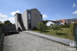 Ruim 3 slaapkamer tuin-appartement gelegen op de 1ste verdieping van een kleinschalige villa-residentie, gelegen in de rustige woonbuurt nabij het Astridplein, op korte wandelafstand van het strand. Dit reeds gerenoveerd appartement biedt u: een mooie woonkamer met ruime, open keuken, inkomhall met toilet, 3 slaapkamers waarvan 1 met wastafel en ruime instapdouche, volledige privatieve tuin en zongericht terras, centrale verwarming (vloerverwarming), autostandplaats aan het gebouw, inpandige autostandplaats en berging in de ondergrondse verdieping. Mooi aanbod, uiterst geschikt als vaste woonplaats of als 2de verblijf voor uw gezinsvakanties aan zee. Correcte vraagprijs! (22/0310)