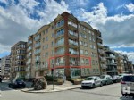 Ruim en bijzonder kwaliteitsvol ingericht hoekappartement in een perfect onderhouden residentie op een uitstekende ligging, nauwelijks 100 m. van het strand. Dit volledig gemeubeld gemeubeld appartement biedt u: een ruime en zongerichte woonkamer met veel lichtinval dankzij de grote raampartijen, terras met elektrisch zonneluifel, ingerichte keukenhoek, inkomhall met afzonderlijk toilet, ruime bergplaats met waterontharder en aansluiting wasmachine, badkamer met douche en 2 ruime slaapkamers. In de kelderverdieping bevinden zich nog de private bergkelder en de praktische fietsenberging. Mogelijkheid tot aankoop van een ruime, inpandige garage (vraagprijs: € 99.000) Dit appartement is in absolute nieuwstaat en bijzonder geschikt als woonplaats of als royaal 2de verblijf met prima verhuurmogelijkheden! Onder deze tekst bij "documenten" vindt u een grondplan. (24/055)