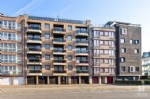 Als nieuw! Ontdek dit uitzonderlijk goed onderhouden appartement op de tweede verdieping van de moderne residentie “Scalini”, ideaal gelegen op slechts enkele passen van het strand.
U wordt verwelkomd in een ruime inkomhal met praktische berging en een afzonderlijk toilet. De lichtrijke en aangenaam ruime woonkamer sluit naadloos aan op het terras. De open keuken is functioneel en doordacht ingericht.
Verder beschikt het appartement over een afzonderlijke nachthall, 2 volwaardige slaapkamers, beide met toegang tot het zonnige, zuidgerichte terras, en een vernieuwde badkamer met douche.
Op het gelijkvloers bevindt zich bovendien een ruime fietsenberging.
De royale oppervlaktes, de twee terrassen, de uitstekende staat van onderhoud en de aantrekkelijke ligging vlak bij zee maken van dit appartement een bijzonder interessante eigendom, zowel voor vaste bewoning als voor gebruik als tweede verblijf.
Mogelijkheid tot aankoop van een private garagebox op wandelafstand (vraagprijs: € 64.000). (26/016)