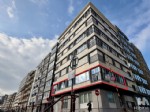 Volledig vernieuwd en bijzonder lichtrijk hoekappartement, gelegen gelegen aan de achterzijde zeedijk, op enkele passen van het strand en de winkelstraat. Dit uiterst compleet afgewerkt appartement biedt u: een prachtige woonkamer met veel lichtinval en aangenaam, open zicht, volledig ingerichte keuken, ruime inkomhall met afzonderlijk toilet, badkamer met ligbad en 3 ruime slaapkamers (waarvan momenteel 1 werd ingericht als extra leefruimte).
Dit appartement was het voorwerp van een grondige en kwaliteitsvolle renovatie (o.a. centrale verwarming met vloerverwarming, nieuwe elektrische installatie, overal nieuwe pvc-ramen met dubbele beglazing, nieuwe badkamer, nieuwe bevloering met vloerisolatie, ...).
De residentie "Shamrock Bianca" kreeg onlangs een geslaagde "facelift"; o.a. gevel en dak werden vernieuwd en geïsoleerd.
Hier kunt u eigenaar worden van een royaal 3 slaapkamer appartement op een absolute topligging en met zeer goede verhuurmogelijkheden. EPC-Label A!
Mogelijkheid tot aankoop van een private garagebox op enkele passen van het appartement; vraagprijs: € 95.000
(24/068)