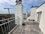 Te renoveren PENTHOUSE op 7de en hoogste verd. van een pas vernieuwde residentie, uitmuntend gelegen op enkel passen van het strand en de winkels. Vanuit de hoek-woonkamer heeft u rechtstreeks toegang tot het volledig zongericht leefterras (ruim 40 m2!) met verbluffend uitzicht over Wenduine en zijdelings zeezicht. Verder beschikt dit appartement nog over een open en ingerichte keuken, inkomhall, badkamer met douche en toilet, 2 slaapkamers, lift tot de 6de verd. en een private berging in de kelderverdieping.
De residentie "Shamrock Bianca" kreeg onlangs een geslaagde "facelift"; o.a. gevel en dak werden vernieuwd en geïsoleerd. Mogelijkheid tot aankoop van een individuele garage op wandelafstand van het appartement (vraagprijs: € 47.500). (24/037)