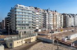 Penthouse met verbluffend, frontaal zeezicht.
Volledig gerenoveerd en bijzonder stijlvol ingericht penthouse, gelegen op de 8ste verdieping van een kwaliteitsvol vernieuwde residentie, gesitueerd op een absolute topligging, centraal op de uitnodigende zeedijk van Wenduine.
De cosy ingerichte woonkamer biedt u een adembenemend eerstelijns-zeezicht en rechtstreekse toegang tot het ruim terras. De open, volledig ingerichte keuken is perfect geïntegreerd in de leefruimte en nodigt uit tot gezellig tafelen met zicht op de horizon. Verder biedt dit appartement u een verzorgde inkomhall met vestiaire, afzonderlijk toilet, badkamer met douche, 2 comfortabel ruime slaapkamers met open uitzicht over Wenduine, overal dubbele beglazing in pvc-ramen, cv op gas en een blanco gekeurde elektrische installatie!
Extra bergruimte is er in de private kelderberging.
Sublieme en zeer gegeerde ligging, breed frontaal zeezicht, frisse, eigentijdse uitstraling en bijzonder goede verhuurmogelijkheden zijn slechts enkele troeven van dit pareltje.
Contacteer ons snel en ervaar het instant vakantiegevoel ter plaatse; in deze heerlijke stek geniet u van zon, zee en alles wat de kust te bieden heeft en dit het hele jaar door.
Onder deze tekst bij "documenten" vindt u een grondplan.
(25/027)