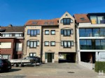 Individuele afgesloten garagebox nr. 21 met kantelpoort, in een garagecomplex gelegen op 5 min. wandelafstand van het centrum. Afmetingen: 5,25m x 3,00m. De vrije hoogte aan de inrit bedraagt ongeveer 2,00 m. De garage is beschikbaar vanaf 16/09/2026; bij de vermelde huurprijs komen er geen bijk. kosten gebouw/syndic. (26/040)