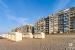 Op de 4de verdieping van een gerenoveerde zeedijk-residentie, treft u dit deels vernieuwd appartement met breed frontaal zeezicht.
Indeling: bijzonder cosy ingerichte woonkamer met adembenemend zeezicht, nieuwe ingerichte keukenhoek, inkomhall met afzonderlijk toilet en bergplaats, badkamer met douche en 2 ruime en comfortabele slaapkamers.
Verder beschikt dit instapklaar appartement nog over dubbele beglazing in pvc-ramen, rolluiken, individuele cv op gas en een private berging in de kelderverdieping.
Dankzij de recente gevelrenovatie heeft de residentie Sun Beam een eigentijdse look en uitstraling.
Sublieme en zeer gegeerde ligging, breed frontaal zeezicht en bijzonder goede verhuurmogelijkheden zijn slechts enkele van de vele troeven van dit appartement!
Contacteer ons en ervaar zelf dit mooi zeedijk-appartement ter plaatse.
(25/020)