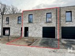 Nieuwbouw gezinswoning gelegen op een perceeloppervlakte van ongev. 200 m2, vlakbij de dorpskern van het landelijke Varsenare, op fietsafstand van Brugge. Deze smaakvol afgewerkte en bijzonder energiezuinige woning biedt u op het gelijkvloers: De inkomhall met afzonderlijk toilet, ruime en lichtrijke woonkamer met rechtstreekse toegang tot de zongerichte tuin en terras, volledig ingerichte, open keuken en ruime garage met geautomatiseerde sectionaalpoort. Op de eerste verdieping bevinden zich de 3 slaapkamers, de nachthall met toilet en de badkamer met inloopdouche, ligbad en dubbele wastafel. Om het wooncomfort verder te optimaliseren beschikt deze gesloten bebouwing over vloerverwarming, zonnepanelen (4.380 Wp), geautomatiseerde ventilatie met warmterecuperatie, regenwaterput en fiberaansluiting. Deze nieuwe thuis is schilderklaar afgewerkt en onmiddellijk beschikbaar; de eigenaar voorzien in het voorjaar het inzaaien van het gazon. Onder deze tekst bij "documenten" vindt u een plan (23/065)