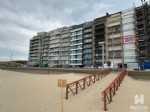 Tot in de perfectie gerenoveerd en stijlvol ingericht appartement met FRONTAAL ZEEZICHT, gelegen aan het rustige stuk van zeedijk te Wenduine. Vanuit de mooie woonkamer (met balkon) geniet u van een panoramisch uitzicht op zee, het strand en de wandeldijk. Verder biedt dit appartement u een volledig ingerichte open keuken, inkomhall met vestiaire, badkamer met regendouche en toilet, 1 slaapkamer met voldoende kastruimte, individuele energiezuinige CV op gas en een private berging op het gelijkvloers. Uniek zeedijk aanbod; beschikbaar vanaf 01/08/2025! Bij de vermelde huurprijs komen er geen bijkomende kosten gebouw/syndic. (20/066)