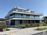 Gloednieuw appartement inclusief private autostandplaats, gelegen in de stijlvolle residentie "Zilte Zand", gelegen aan de vernieuwde Ringlaan, op 5 min. wandelafstand van het strand. Dit gelijkvloers appartement, gelegen aan de zongerichte achterzijde van deze residentie omvat: een ruime woonkamer met aangrenzend zonneterras uitgevend op het omliggend tuintje, volledige ingerichte en open keuken met o.a. inductiekookplaat en vaatwas, inkomhall met afzonderlijk toilet, bergplaats met aansluiting wasmachine, badkamer met inloopdouche en 2 slaapkamers. In de ondergrondse verdieping bevinden zich de private autostandplaats en de praktische kelderberging. Verder beschikt dit appartement over centrale verwarming met condesatieketel, ventilatiesysteem type D, overal pvc ramen met dubbele beglazing. Dit appartement, opgeleverd in het najaar 2022, wordt u volledig instapklaar aangeboden (o.a behangen met vlies, overal ledverlichting, ingebouwde maatkasten, ...). Verkoop onder het stelsel van registratierecht, geen btw! Onder deze tekst bij "documenten" vindt u een grondplan. Contacteer ons voor uw bezoek aan dit pareltje! (24/044)
