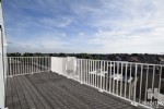 Luxueus penthouse in een zeer recent gebouwde residentie, uiterst rustige ligging buiten het toeristisch centrum van Blankenberge. Dit bijzonder smaakvol ingericht dakappartement biedt u: een lichtrijke woonkamer met zit- en eethoek, 2 uiterst ruime en zonnige leefterrassen (zuid en zuidwest gericht) met open uitzicht, volledige ingerichte keukenhoek, inkomhall met afzonderlijk toilet, badkamer met inloopdouche, 1 slaapkamer, individuele centrale verwarming op gas, aansluiting wasmachine, ... In de ondergrondse verdieping bevindt zich de ruime individuele garage (+/- 6m x 3m) en een gemeenschappelijke fietsenberging. Dit pareltje wordt geschilderd, voorzien van alle lamparamturen en is beschikbaar vanaf 01/04/2024. Bij de vermelde huurprijs komen er geen bijkomende kosten gebouw/syndic. Onder deze tekst bij "documenten" vindt u een grondplan. (24/015)