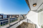 Op de 3de verdieping van de recent gebouwde residentie "Zuidkant", opgetrokken in de typische Normandische stijl, treft u dit prachtappartement met aangenaam weids en open uitzicht. Dit volledig zuidgericht (woon)appartement biedt u: een ruime en lichtrijke woonkamer, aangrenzend zonneterras met terrasberging, open en volledig ingerichte keuken, inkomhall/nachthall met afzonderlijk toilet, een praktische berging met aansluiting wasmachine, een royale badkamer met ligbad, toilet en dubbele wastafel en 2 comfortabel ruime slaapkamers. In de kelderverdieping, die rechtstreeks toegankelijk is via de lift, bevindt zich de private bergkelder. Op het gelijkvloers is er een uiterst ruime fietsenberging met afzonderlijke toegangsdeur tot de Sacristiestraat.
Dit moderne appartement is voorzien van een energiezuinige centrale verwarming met een condensatieketel en een blancco keuring elektriciteit. De koper wordt de mogelijkheid geboden om een inpandige garage in de ondergrondse verdieping, aan te kopen.
Een instapklaar appartement met enorm veel potentieel: uw nieuwe thuis aan zee, een royaal 2de verblijf of een opbrengsteigendom met uitstekend huurrendement.
Onder deze tekst bij "documenten" vindt u een gedetailleerd grondplan. (24/0071)