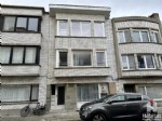 Renovatieproject: In de onmiddellijke nabijheid van de markt, op korte wandelafstand van het strand, bevindt zich dit gelijkvloers appartement. Indeling: inkomhall, woonkamer met open keuken, badkamer met douche en toilet, 2 ruime slaapkamers met een aangrenzende, ruime koer. Dit appartement beschikt reeds over dubbele beglazing in pvc-ramen en rolluiken. Bent u een klusser met zin voor initiatief, op zoek naar een betaalbare stek aan zee, contacteer ons dan beslist voor een bezoek! Minimale jaarlijkse kosten. (23/055)